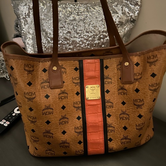 AUTHENTIC MCM TOTE. It’s in EUC. One small call out inside. Clean. Free shipping - Picture 8 of 13